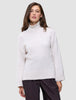 Frau in einem cremefarbenen, grob gestrickten Rollkragenpullover aus weicher Wolle: Damen-Rollkragenpullover aus grob gestrickter, weicher Wolle, Sugar Melange.