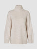 Damen-Rollkragenpullover aus weicher, grob gestrickter Wolle in der Farbe Sugar Melange (beige), mit grobem Strickmuster, strukturierter Oberfläche sowie gerippten Säumen und Bündchen.