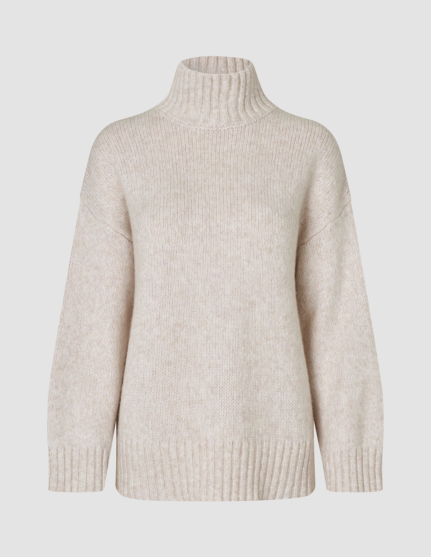 Damen-Rollkragenpullover aus weicher, grob gestrickter Wolle in der Farbe Sugar Melange (beige), mit grobem Strickmuster, strukturierter Oberfläche sowie gerippten Säumen und Bündchen.