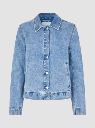 Eine klassische Damen-Jeansjacke in der Farbe „Snow Blue Wash“ mit Kragen.