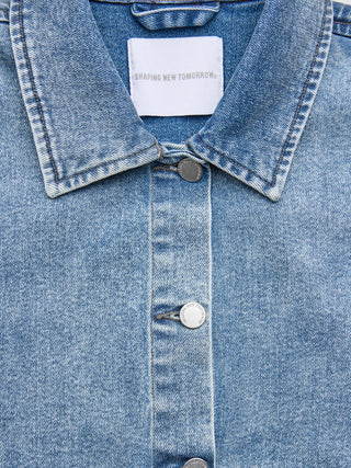 Klassische Damen-Jeansjacke in der Farbe „Snow Blue Wash“ mit dem „Shaping New Tomorrow“-Logo auf dem Etikett am Kragen und silbernen Knöpfen.