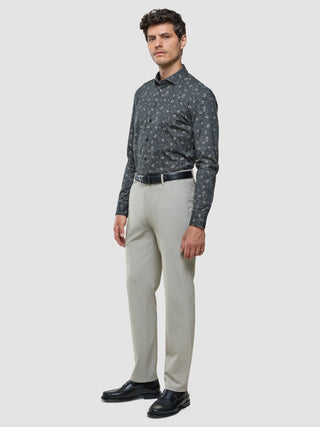 Ein Mann, der ein graues Classic-Hemd mit Blumenmuster in Regular-Passform, eine hellgraue Hose und schwarze Slipper trägt.