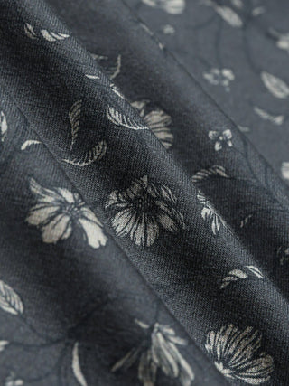Klassisches Hemd „Grey Floral Regular“ aus dunkelgrauer, knitterfreier Baumwolle mit einem dezenten, sich wiederholenden weißen Blumenmuster.
