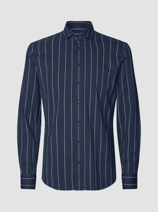 Classic Shirt Midnight Pinstripes Regular, ein langärmeliges, marineblaues Button-Down-Hemd mit vertikalen weißen Nadelstreifen aus 360°-Stretch-Material.