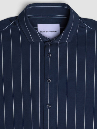 Klassisches Hemd „Midnight Pinstripes Regular“ aus 360°-Stretch-Stoff mit feinen weißen Längsstreifen und einem „Shaping New Tomorrow“-Markenetikett am Kragen.
