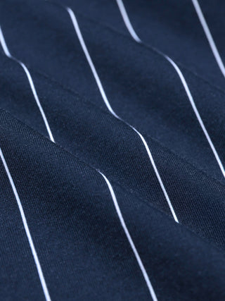 Nahaufnahme des „Classic Shirt Midnight Pinstripes Regular“ aus dunkelblauem Stoff mit feinen, vertikalen weißen Nadelstreifen.
