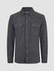 Zweilagiges Woll-Overshirt in Regular-Passform, dunkelgrau, mit Kragen, Knopfleiste vorne und zwei geknöpften Brusttaschen.