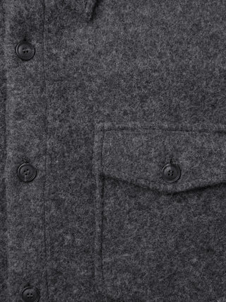 Zweilagiges Woll-Overshirt, Regular-Passform, Dunkelgrau, aus einem strukturierten, zweilagigen Wollstoff mit Knopfleiste vorne, einer Brusttasche mit Knopfverschluss und minimalistischem skandinavischem Design.