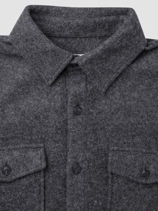 Zweilagiges Woll-Overshirt in Regular-Passform, dunkelgrau, mit Kragen, einer geknöpften Knopfleiste vorne und zwei Brusttaschen mit Knopfklappe.