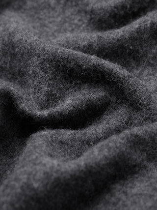 Nahaufnahme eines doppellagigen Woll-Overshirts in Regular-Passform, dunkelgrau, mit gefalteter, flauschiger und strukturierter Oberfläche.