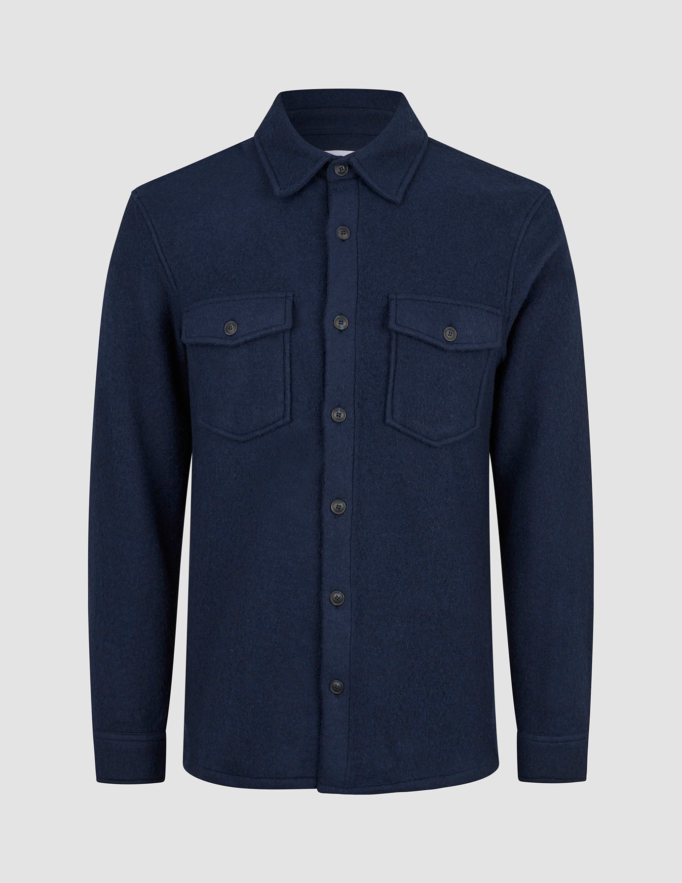 Zweilagiges Woll-Overshirt Regular in Dunkelblau aus einer dunkelblauen Wollmischung, mit Kragen, Knopfleiste, zwei geknöpften Brusttaschen und einem schlichten, skandinavischen Design.