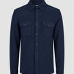 Zweilagiges Woll-Overshirt Regular in Dunkelblau aus einer dunkelblauen Wollmischung, mit Kragen, Knopfleiste, zwei geknöpften Brusttaschen und einem schlichten, skandinavischen Design.