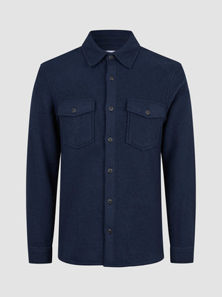 Zweilagiges Woll-Overshirt Regular in Dunkelblau aus einer dunkelblauen Wollmischung, mit Kragen, Knopfleiste, zwei geknöpften Brusttaschen und einem schlichten, skandinavischen Design.
