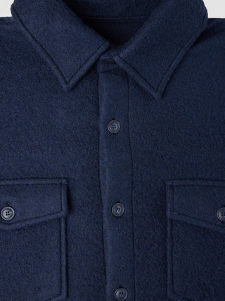Zweilagiges Woll-Overshirt Regular in Dunkelblau, im zweilagigen Woll-Design mit spitzem Kragen, Knopfleiste vorne und zwei geknöpften Brusttaschen im klassischen skandinavischen Stil.