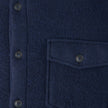Dunkelblaues, doppellagiges Woll-Overshirt in Regular-Passform in Dunkelblau mit doppellagiger Wollkonstruktion, Brusttasche mit Knopfverschluss und Knopfleiste vorne im schlichten skandinavischen Design.