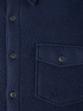 Dunkelblaues, doppellagiges Woll-Overshirt in Regular-Passform in Dunkelblau mit doppellagiger Wollkonstruktion, Brusttasche mit Knopfverschluss und Knopfleiste vorne im schlichten skandinavischen Design.