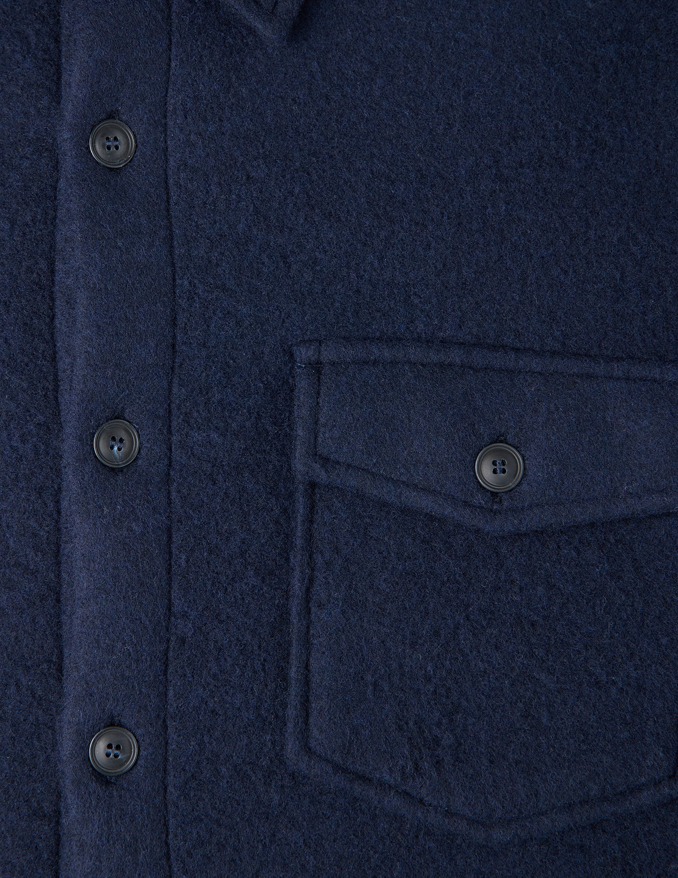 Dunkelblaues, doppellagiges Woll-Overshirt in Regular-Passform in Dunkelblau mit doppellagiger Wollkonstruktion, Brusttasche mit Knopfverschluss und Knopfleiste vorne im schlichten skandinavischen Design.