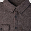 Zweilagiges Woll-Overshirt in Sattelbraun mit spitzem Kragen, zwei Brusttaschen und einer Knopfleiste vorne im klassischen skandinavischen Design.