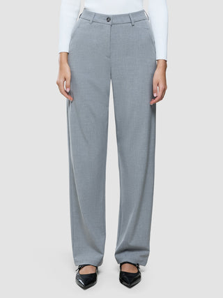Eine Person, die eine „Women Ease Pants Straight Steel Melange“ und schwarze Ballerinas mit spitzer Zehenpartie trägt.