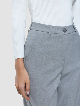 Eine Person, die ein weißes langärmeliges Oberteil und eine „Women Ease Pants Straight Steel Melange“ trägt.