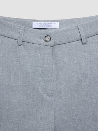 Nahaufnahme des Bunds der Damenhose „Ease Pants Straight Steel Melange“ mit einem Markenetikett von „Shaping New Tomorrow“.