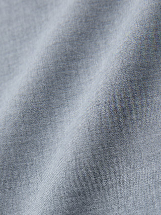Eine Nahaufnahme der grauen „Women Ease Pants Straight“ aus „Steel Melange“-Stoff mit sanften Falten.