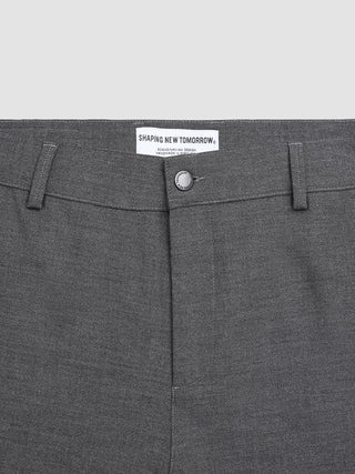 Nahaufnahme der Ease-Hose „Relaxed Fit“ in Dunkelgrau mit einem „Shaping New Tomorrow“-Markenlabel im Bund, das das Bekenntnis zum skandinavischen Design widerspiegelt.