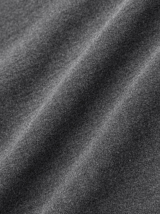 Eine Nahaufnahme des dunkelgrauen Stoffes der „Ease Pants Relaxed Fit Dark Grey“ mit einer sichtbaren, in alle Richtungen dehnbaren Webstruktur.