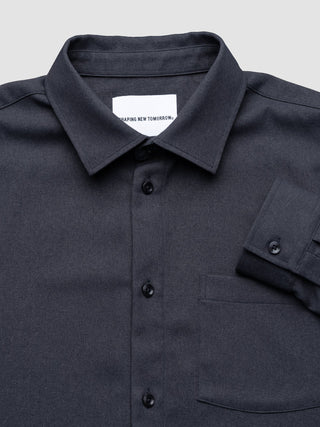 Ein bequemes Hemd in Dunkelgrau mit einem „Shaping New Tomorrow“-Markenlabel im Krageninneren.