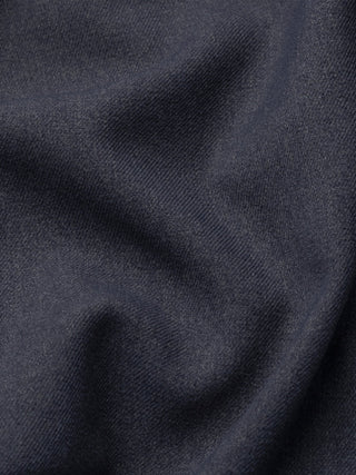 Nahaufnahme des „Effortless Shirt“ in Dunkelgrau aus wasserabweisendem Stoff mit fein gerippter Struktur.