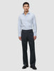 Ein Mann, der ein hellblau gestreiftes Hemd der Marke Elevated im Modell Regular Classic Blue Striped sowie eine dunkelgraue Hose trägt.