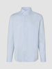 Elevated Shirt Regular Classic Blue Striped – Langärmliges Hemd mit Knopfleiste in hellblauen und weißen Längsstreifen und einem gespreizten Kragen, gefertigt aus Pima-Baumwolle.
