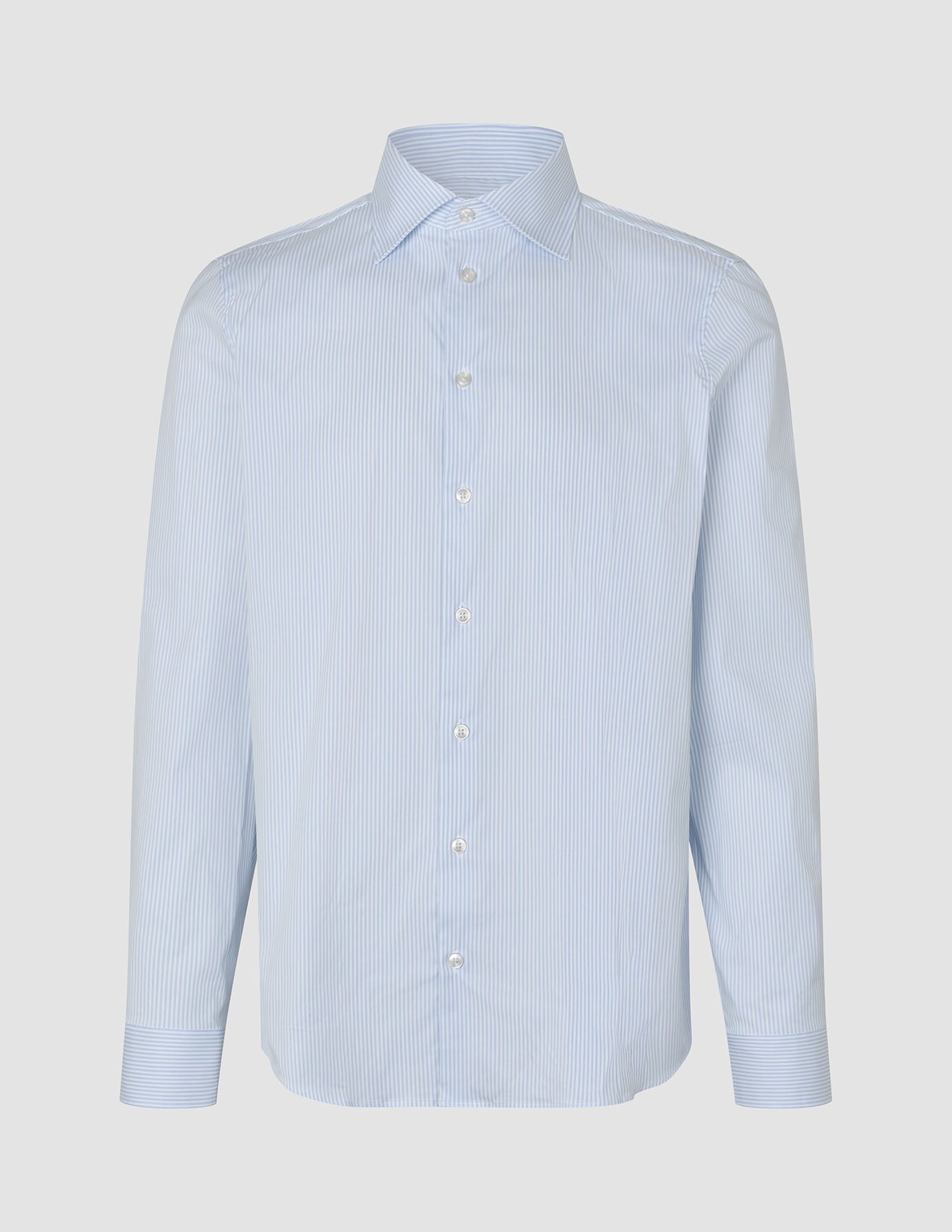 Elevated Shirt Regular Classic Blue Striped – Langärmliges Hemd mit Knopfleiste in hellblauen und weißen Längsstreifen und einem gespreizten Kragen, gefertigt aus Pima-Baumwolle.