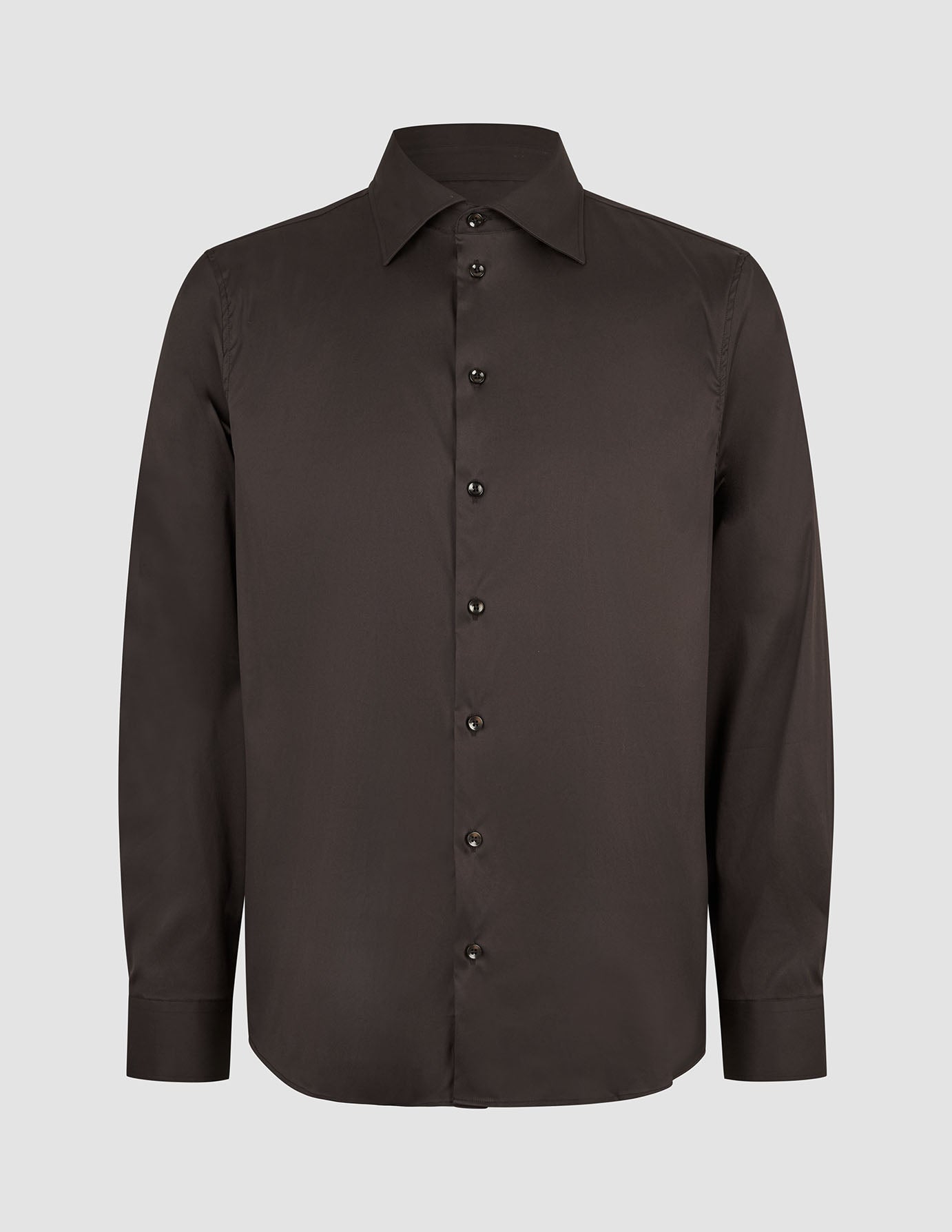 Elevated Shirt Regular Dark Brown aus Pima-Baumwolle: ein dunkelbraunes Langarm-Shirt mit Kragen, Knopfmanschetten und minimalistischer skandinavischer Ästhetik.