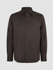 Elevated Shirt Regular Dark Brown aus Pima-Baumwolle: ein dunkelbraunes Langarm-Shirt mit Kragen, Knopfmanschetten und minimalistischer skandinavischer Ästhetik.