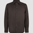 Elevated Shirt Regular Dark Brown aus Pima-Baumwolle: ein dunkelbraunes Langarm-Shirt mit Kragen, Knopfmanschetten und minimalistischer skandinavischer Ästhetik.