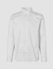 Elevated Shirt Regular – hellgraues, gestreiftes Langarm-Hemd im minimalistischen skandinavischen Design mit feinem vertikalem Streifenmuster und Knopfleiste vorne.