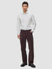 Ein Mann, der ein Elevated Shirt Regular in hellgrau gestreift aus Pima-Baumwolle trägt, dazu eine dunkle Hose und dunkle Slipper.