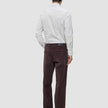 Eine Person, von hinten gesehen, die ein Elevated Shirt Regular in hellgrau gestreift, eine dunkelbraune Hose und dunkle Schuhe trägt.