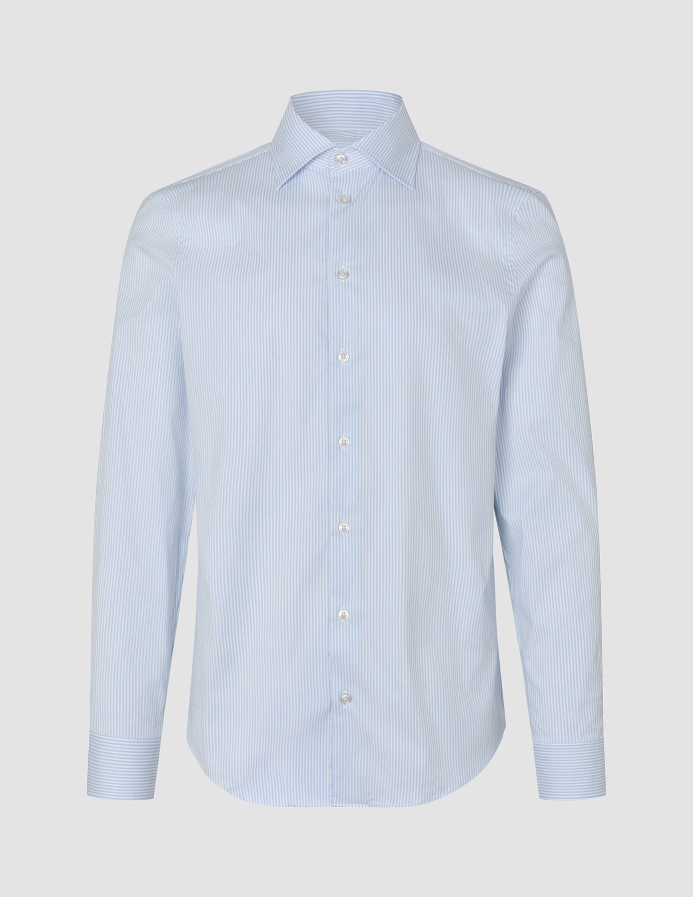 Elevated Shirt Slim Classic – Blau gestreiftes Button-Down-Hemd aus hochwertiger Pima-Baumwolle mit hellblau-weißem vertikalem Streifenmuster und Spread-Kragen.