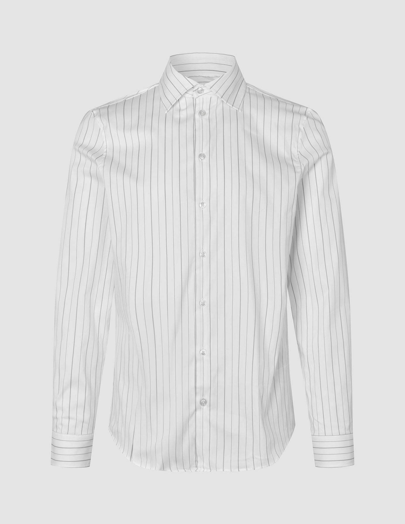 Elevated Shirt Slim – Hellgrau gestreift: Langärmliges Hemd in Slim-Fit-Passform aus Pima-Baumwolle mit hellgrauen vertikalen Nadelstreifen.