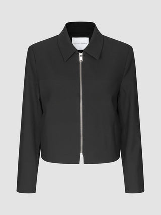 Essential Short Zip Jacke in Schwarz mit Kragenausschnitt und durchgehendem silbernem Reißverschluss vorne.