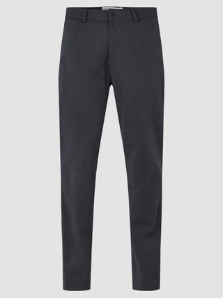 Eine Gen. 2.0-Hose in der Passform „Regular“ in der Farbe „Signature Dark Grey“ mit dezenter Twill-Struktur.