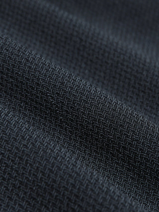 Nahaufnahme der „Gen. 2.0 Pants Regular Signature Dark Grey“ mit feiner Fischgräten-Twill-Webart und 360°-Stretch.