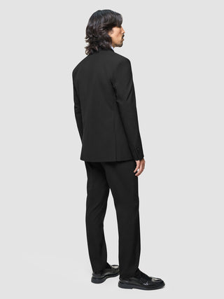 Formal fit. Flexible feeling.