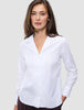 Eine Frau, die ein Madison Shirt White trägt, ein langärmeliges Hemd in Weiß mit Knopfleiste und gekerbtem Kragen.