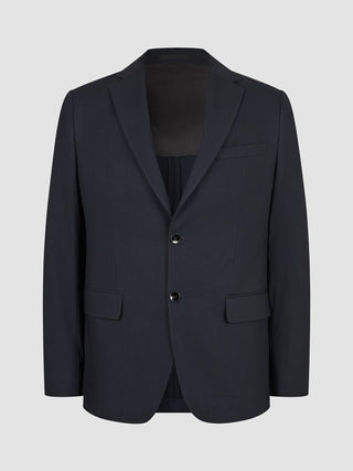 Motion Blazer Regular Midnight Blue: ein dunkelblauer Zweiknopf-Blazer mit 360°-Stretch, gekerbtem Revers und Pattentaschen im minimalistischen skandinavischen Design.