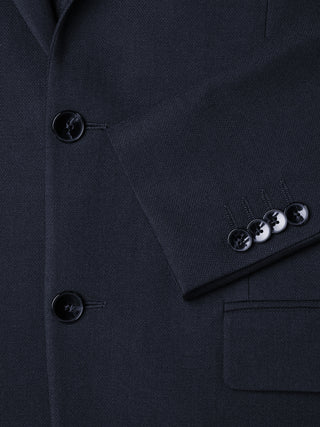 Motion Blazer Regular in Mitternachtsblau im minimalistischen skandinavischen Design, mit zwei Knöpfen vorne, geknöpften Ärmelbündchen und einer Tasche.