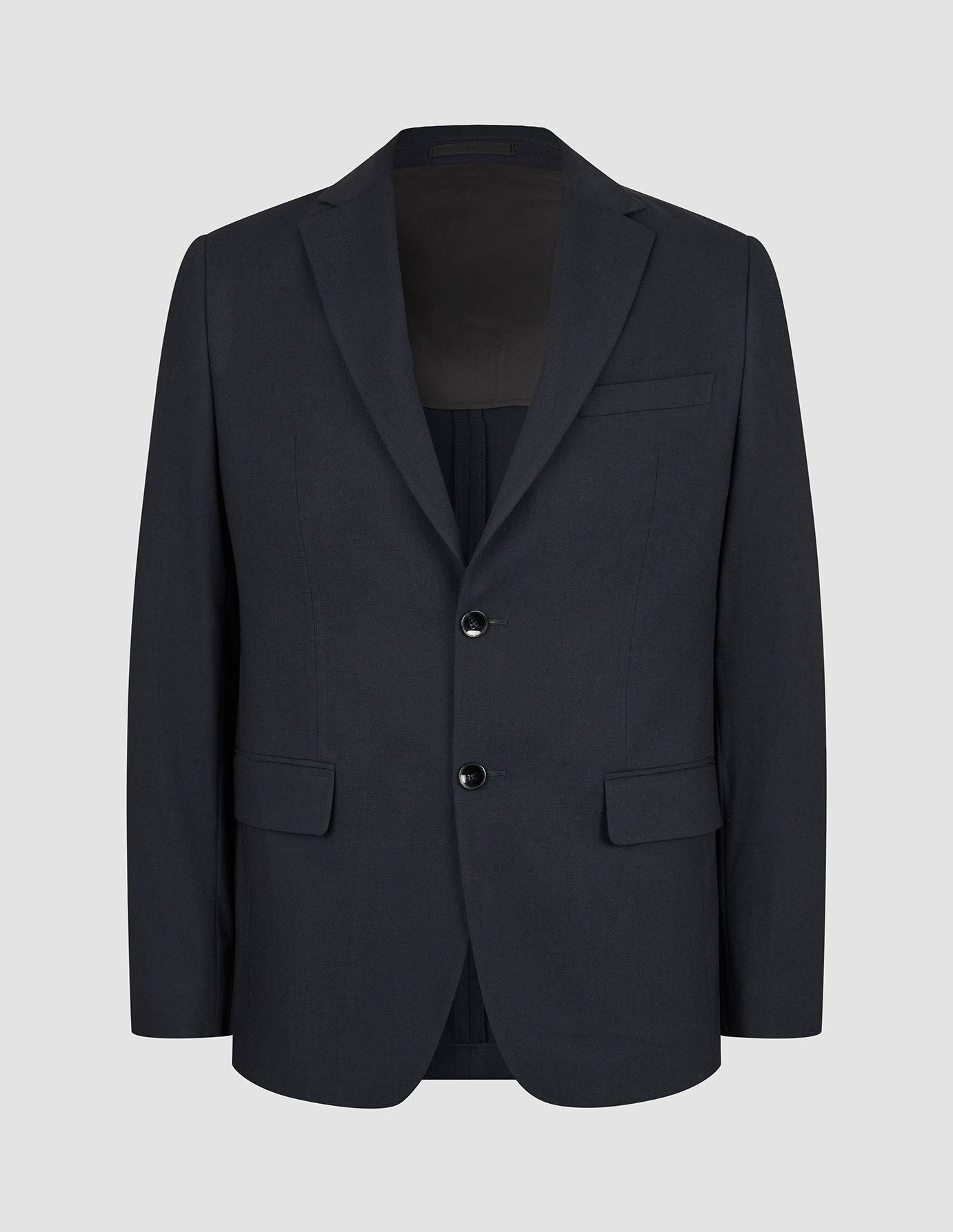 Ein marineblauer Motion Blazer Slim Midnight Blue mit Zweiknopf-Slim-Fit-Schnitt, 360°-Stretch-Material und fallendem Revers im klassischen skandinavischen Design.