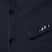 Nahaufnahme eines Motion Blazer Slim Midnight Blue in Dunkelblau mit schwarzen Knöpfen auf der Vorderseite und an den Ärmelbündchen.